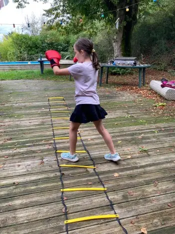 une enfant lors d'un atelier de boxe thérapie à Saumur